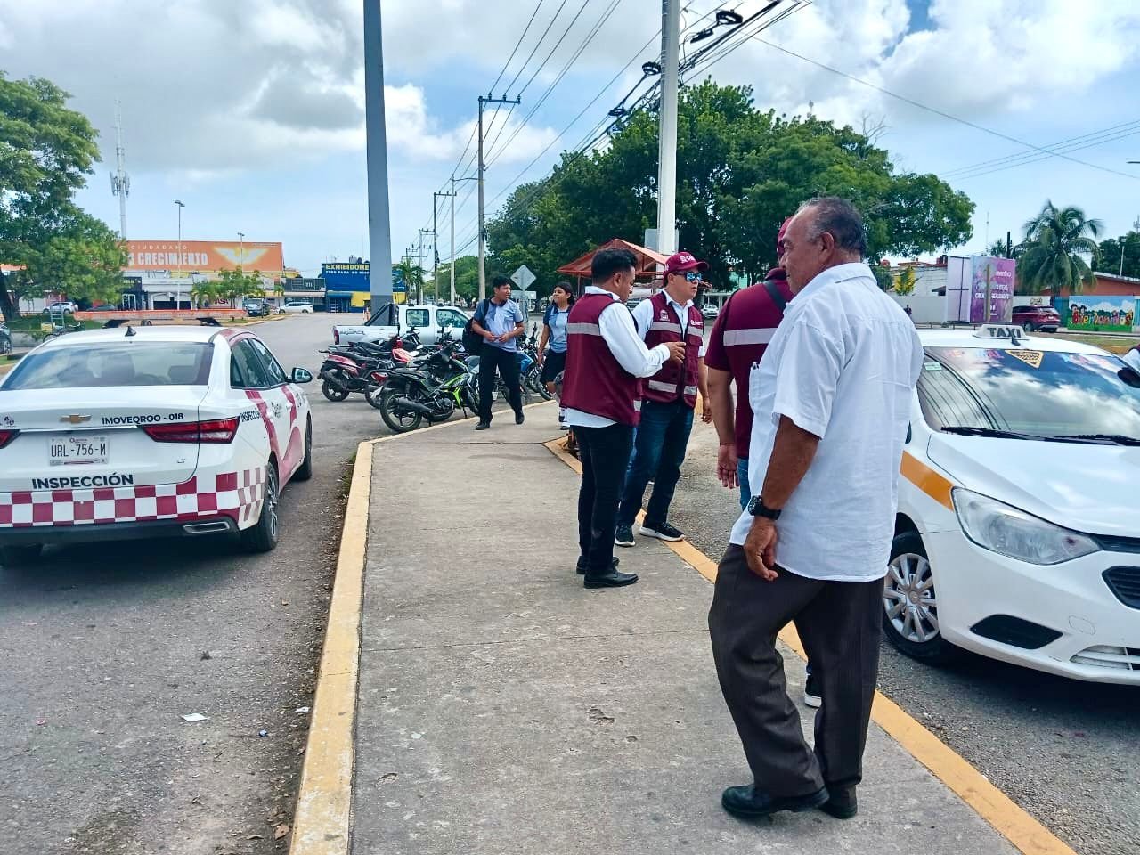 Los hechos ocurrieron frente a la Plaza de Las Américas, donde los taxistas dañaron la unidad