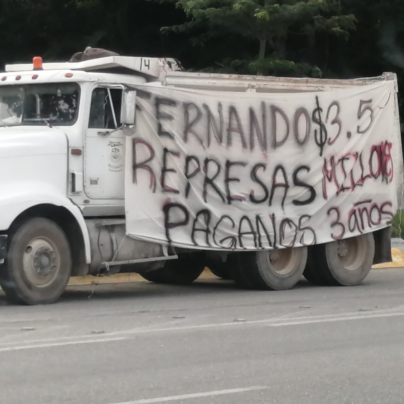 Volqueteros de Quintana Roo bloquean acceso a residencial Mayakoba, exigen pago de 3 años de servicio 