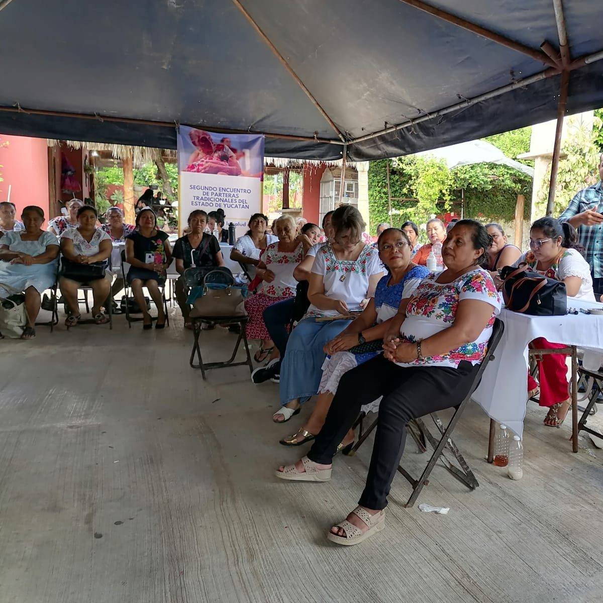 Parteras tradicionales de Yucatán realizan cónclave en Acanceh