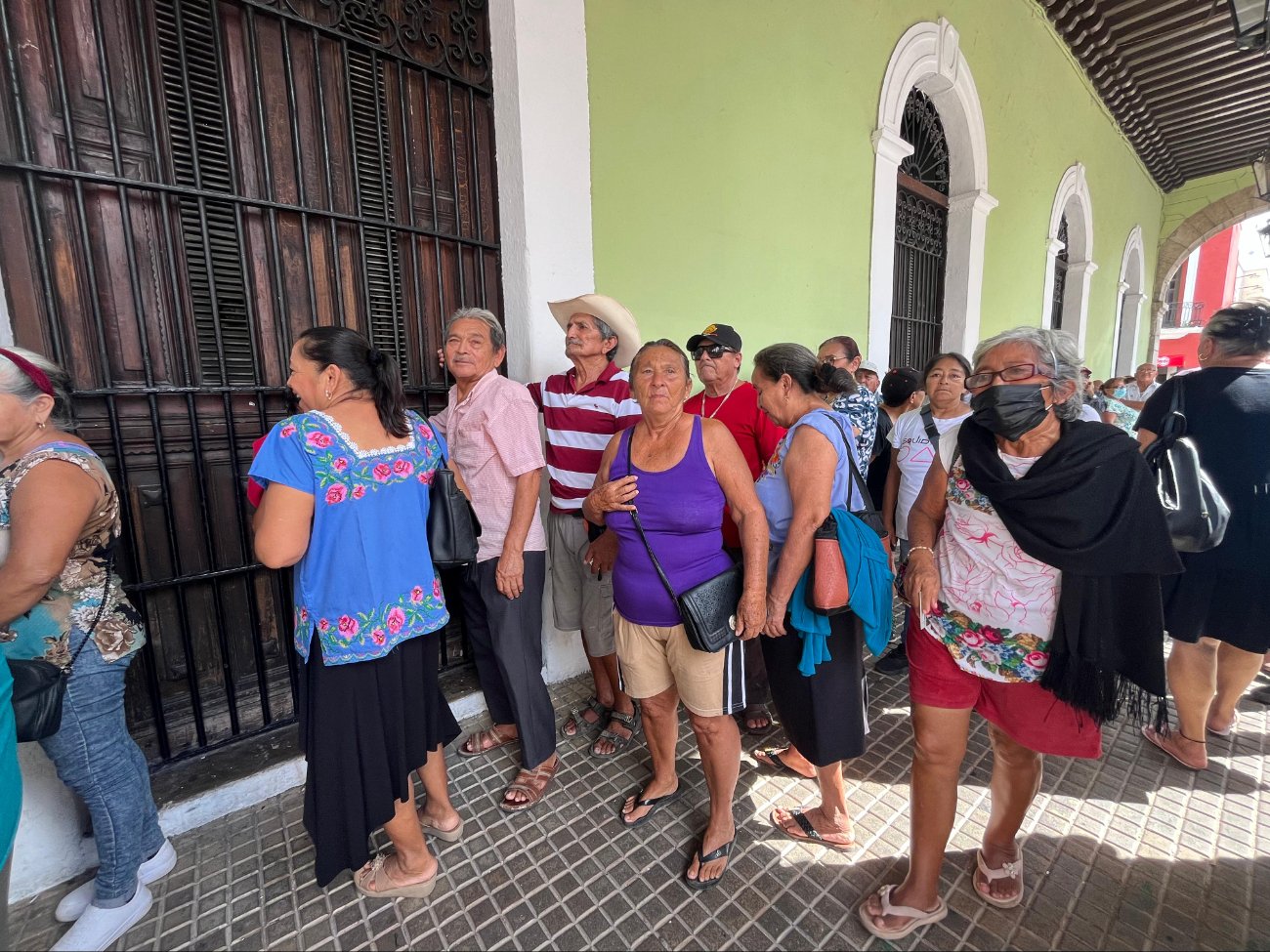 Personas de la tercera edad solicitaron preferencia y se enfrentaron a los organizadores