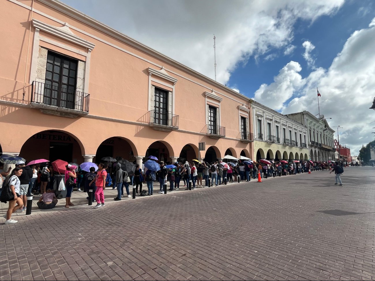 Son cientos de personas quienes esperan obtener boletos