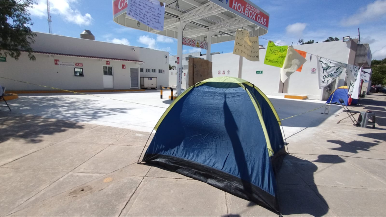 Acampan en contra de gasolinera