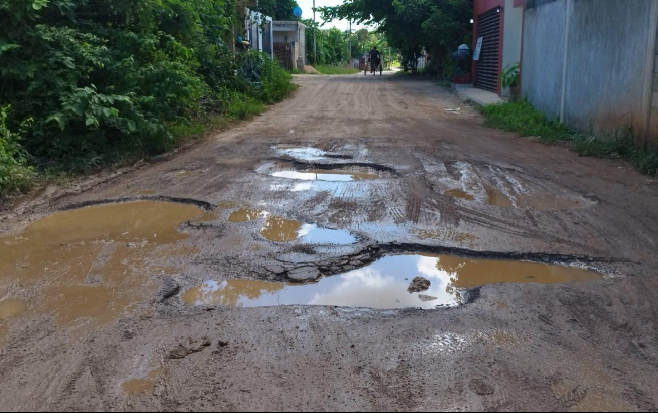 Vecinos de José María Morelos exigen reparación de baches tras lluvias 