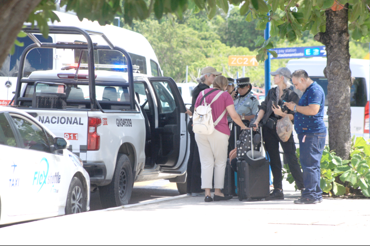 Aeropuerto de Cancún: Guardia Nacional  intenta llevarse a turistas por usar Uber