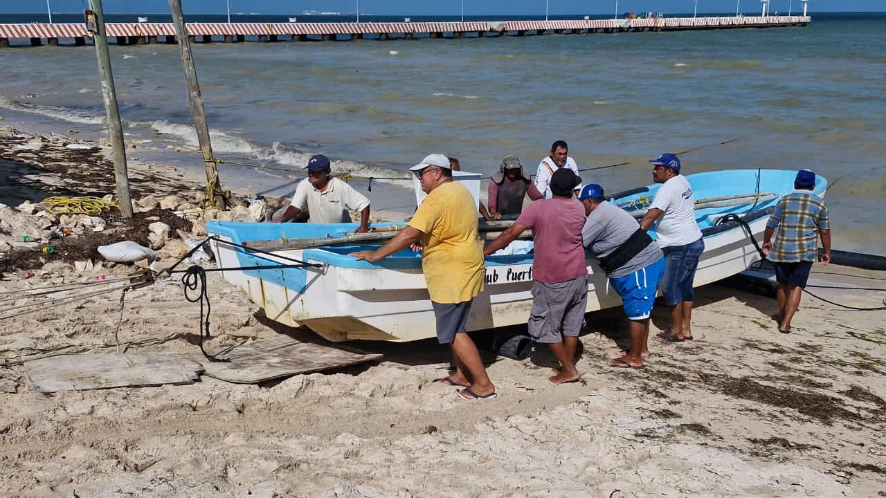 Miles de hombres de mar resguardan sus lanchas ante la cercanía del Huracán Rafael