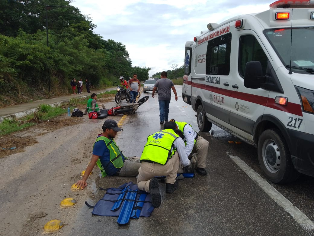 Motociclistas  resultan lesionados al chocar contra camioneta que dio la vuelta en U