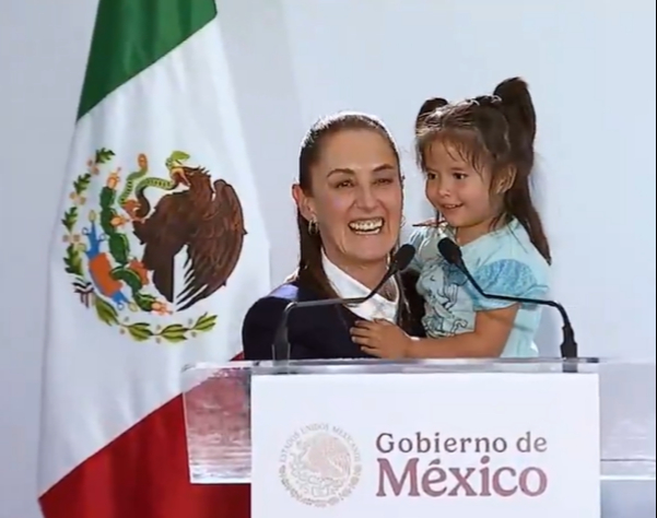 Niña interrumpe discurso de Claudia Sheinbaum y sube al templete