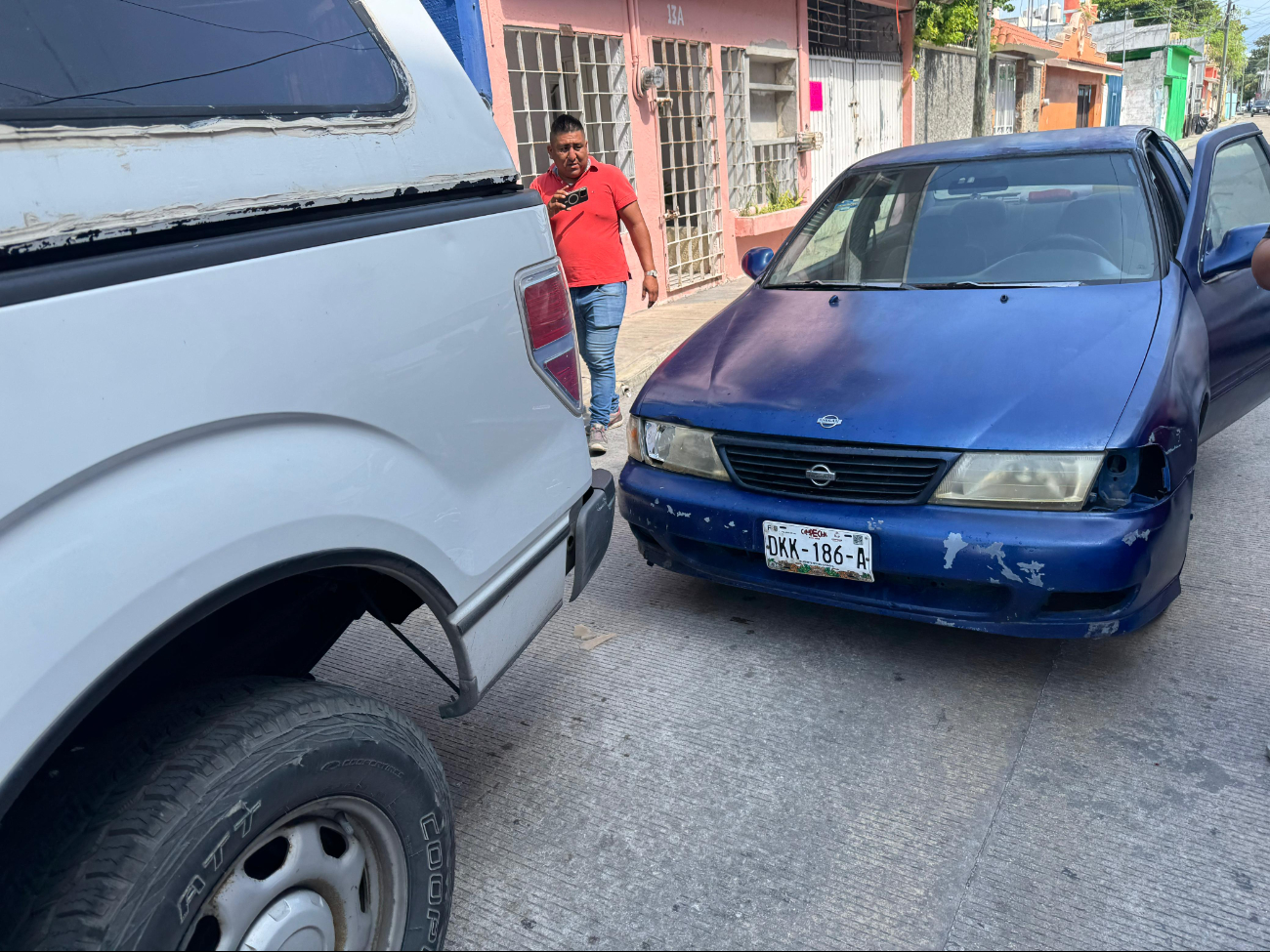 Camioneta en Ciudad del Carmen echa reversa sin precaución y choca contra coche