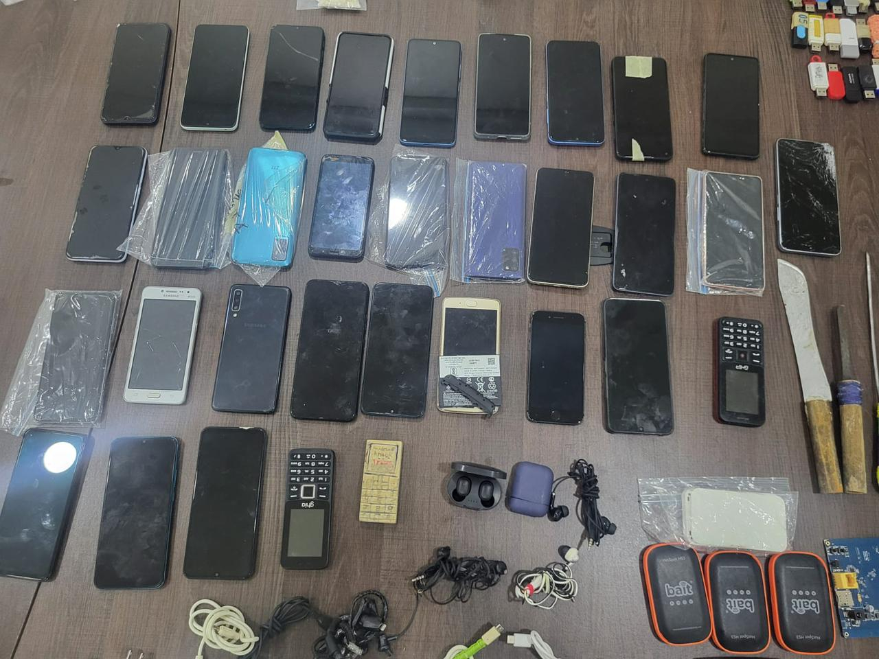 Se encontraron desde celulares, cargadores, armas blancas y USB