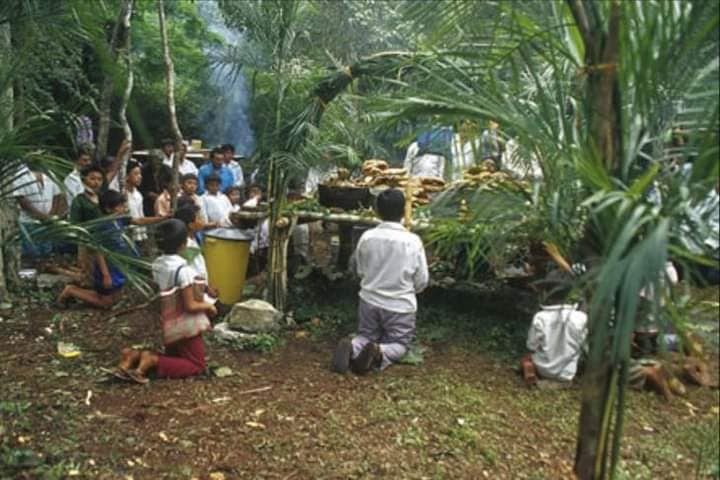 Se realizan invocaciones y ofrendas a las deidades de la lluvia y santos católicos