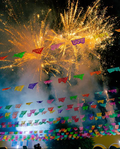 El evento celebra la historia, cultura y tradiciones de Yucatán, con fuegos artificiales y una gran fiesta