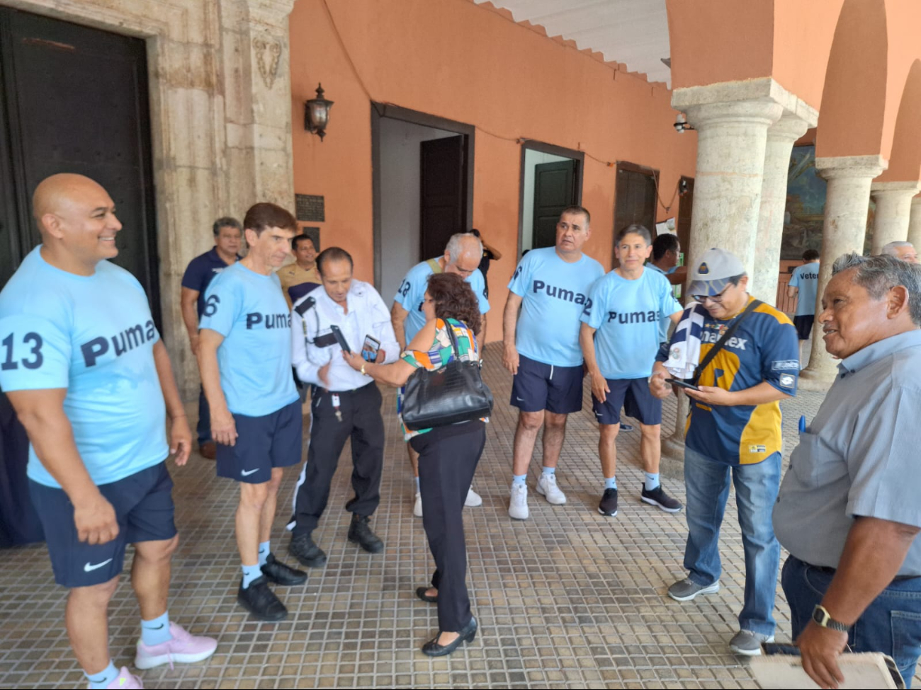 Leyendas de los Pumas firman autógrafos y conviven con aficionados en Mérida