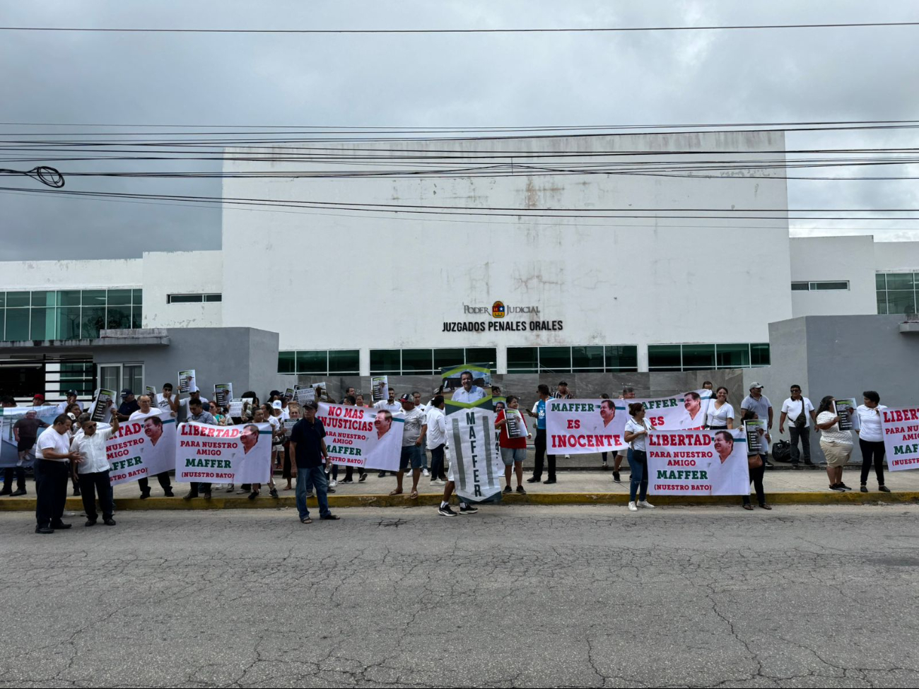 Taxistas bloquean Avenida Nichupté, en Cancún, en protesta por líderes detenidos