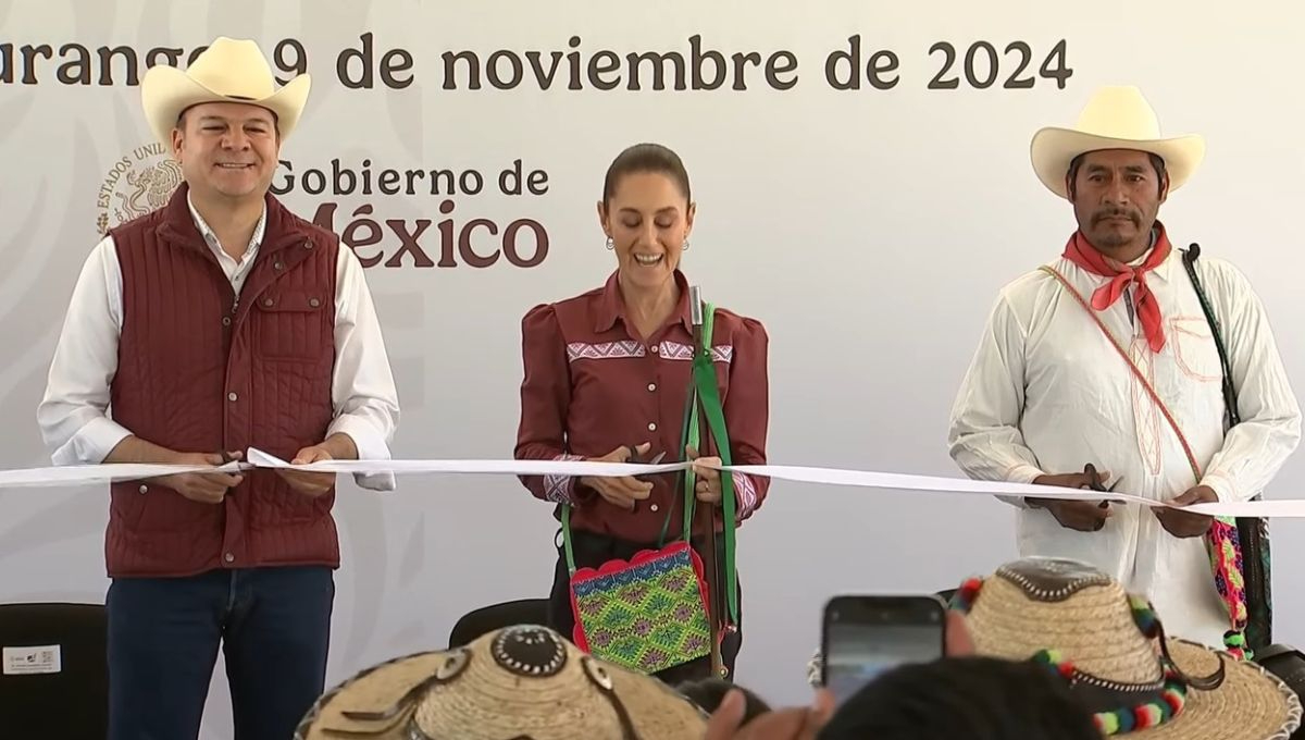 La Presidenta de México en el corte del listón de la inauguración del camino artesanal Pata de Gallo-Santiago Teneraca