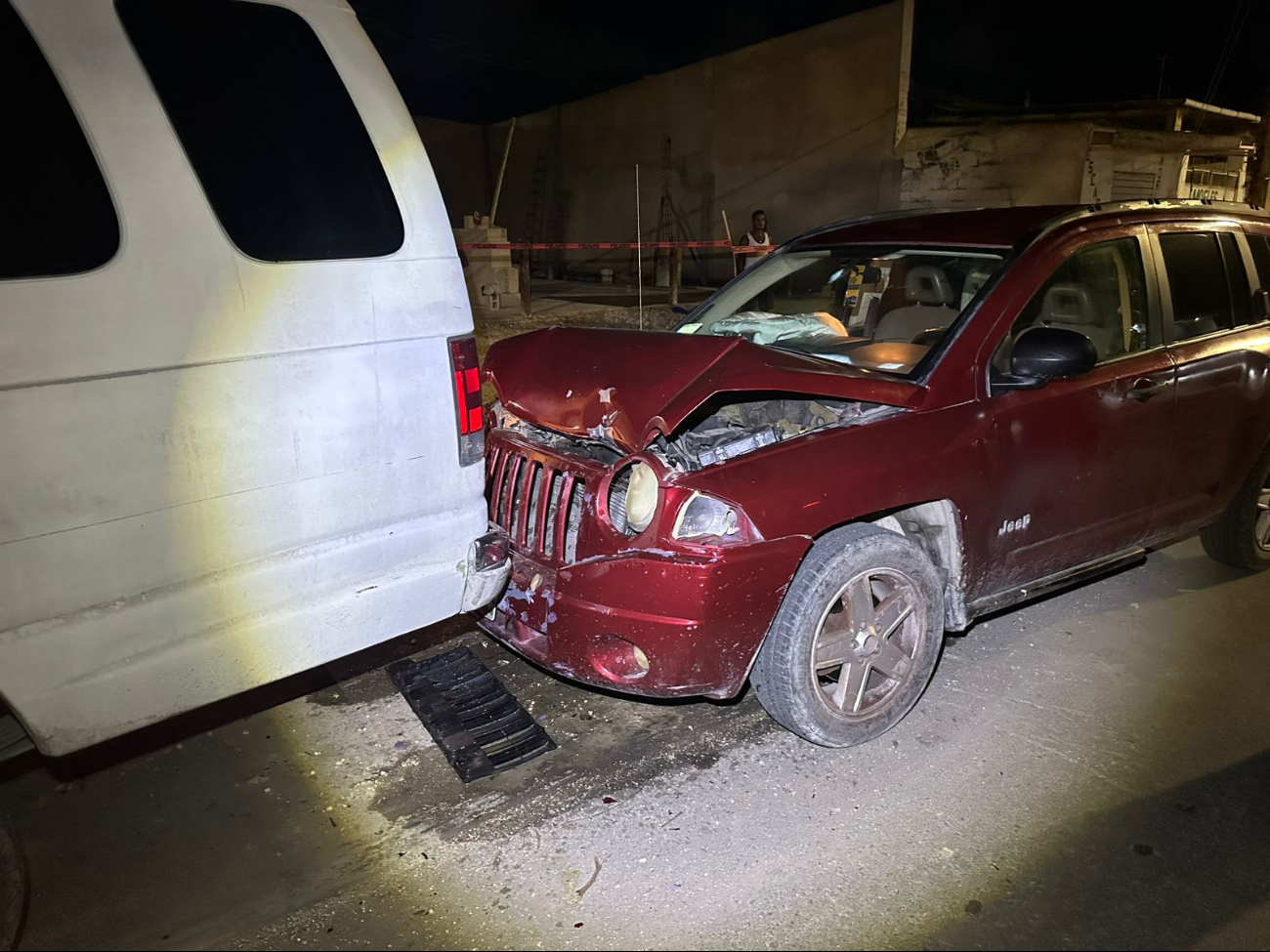 Un hombre de la tercera edad provocó un accidente al dormirse y chocar contra una camioneta estacionada