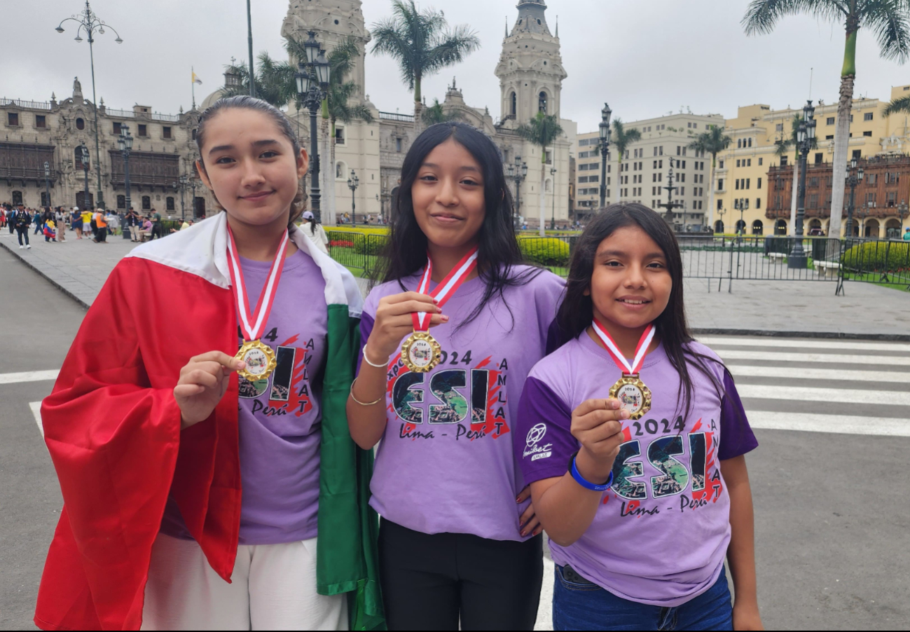 Arleth Ceh, Keidy Montes y Elena Pacho posaron con sus preseas, obtenidas por su excelente trabajo.