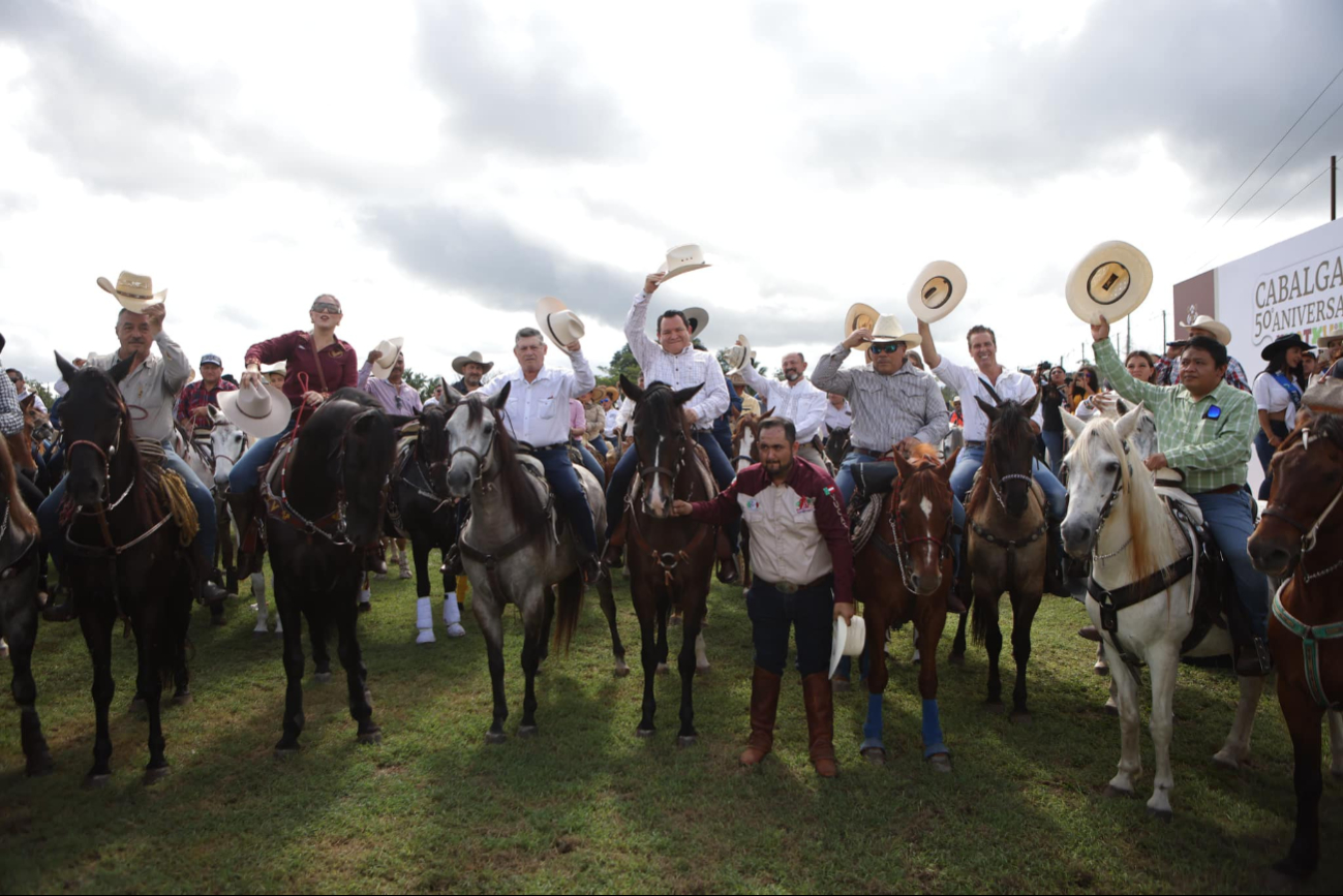 Autoridades formaron parte de la cabalgata de aniversario