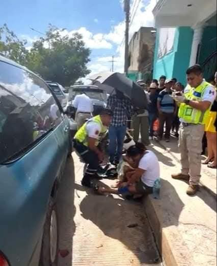 El conductor al impactar una de las camionetas, esta salió disparada, logrando golpear a las mujeres