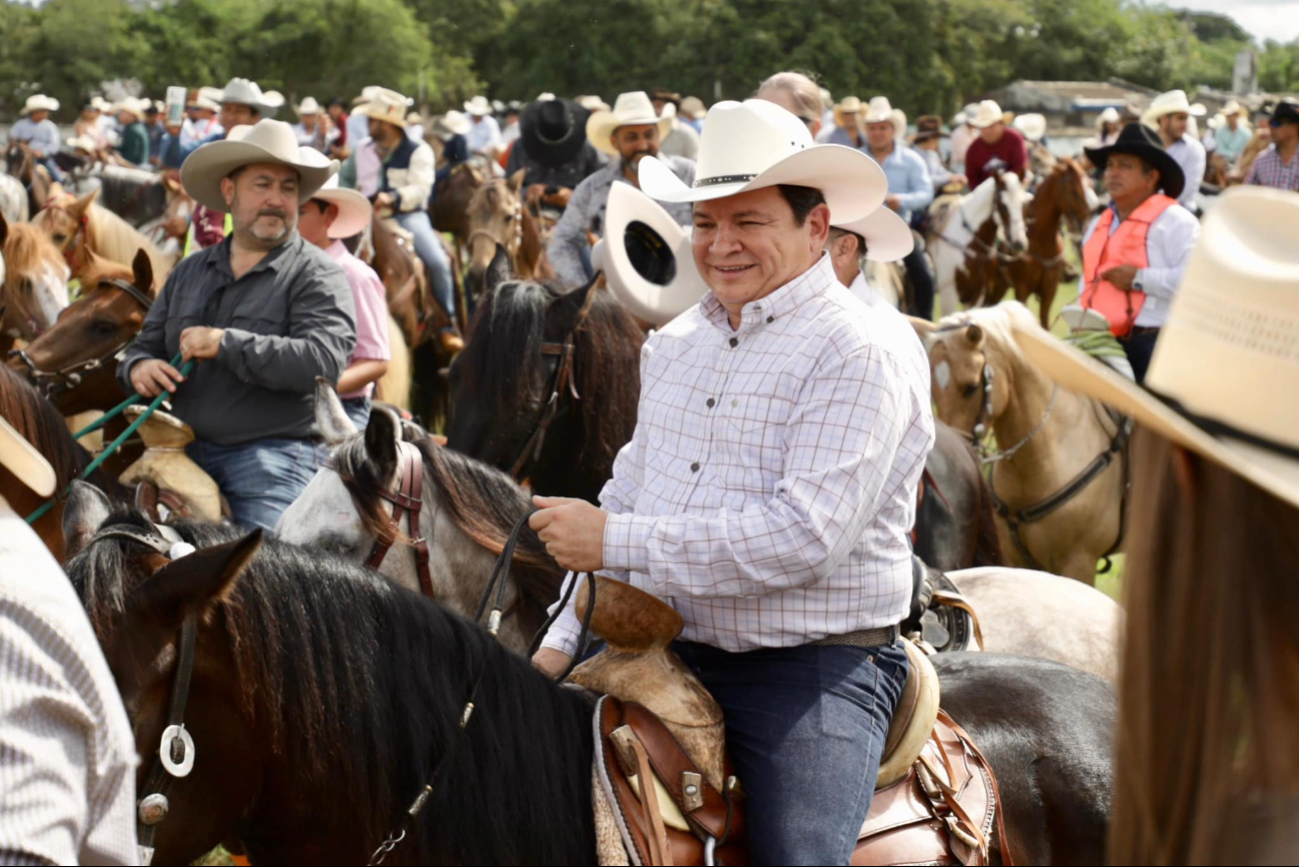 El gobernador Joaquín Díaz Mena formó parte de la cabalgata