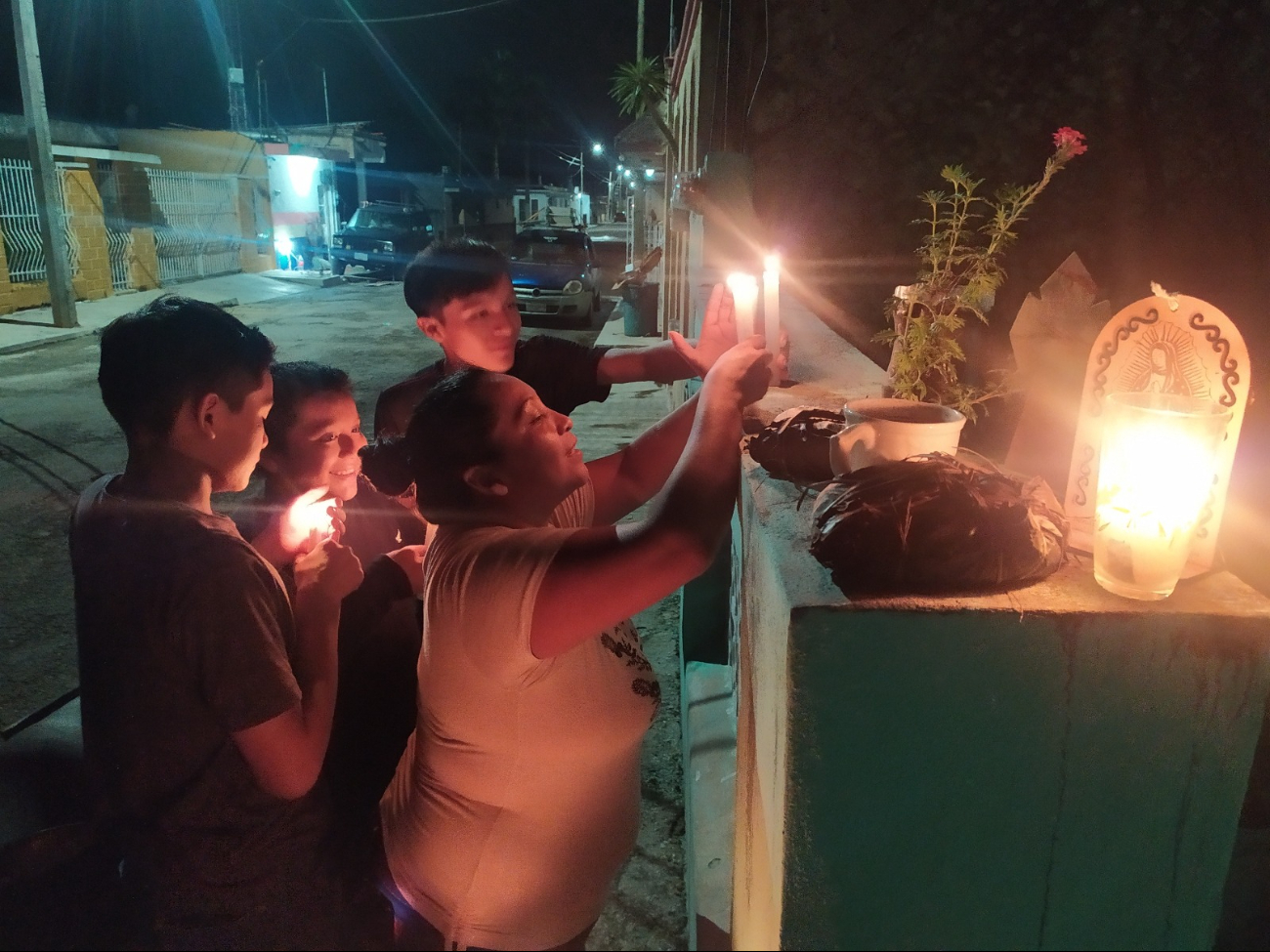 Familias efectúan rezos, instalan altares y colocan velas para iluminar el camino de las ánimas