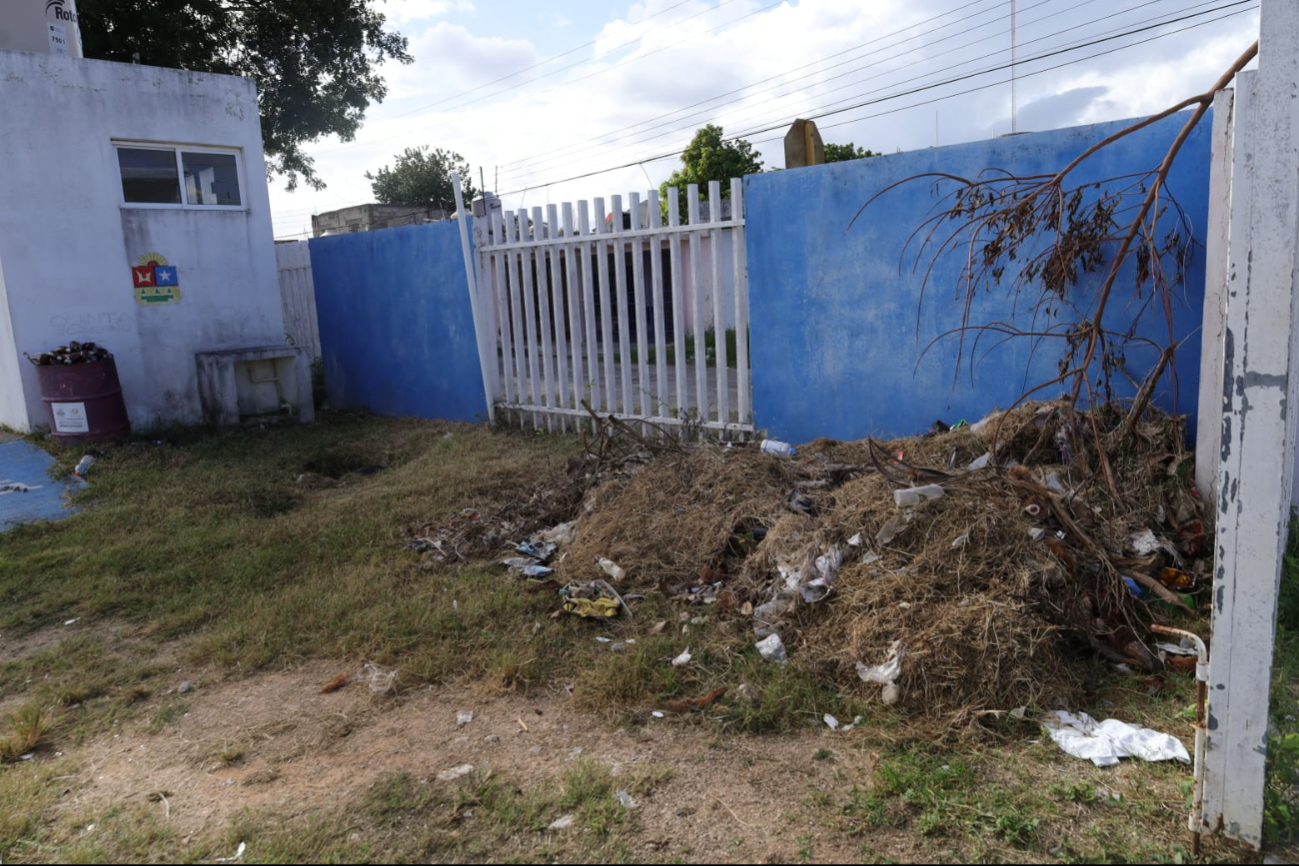 La cancha se encuentra repleta de basura y daños materiales