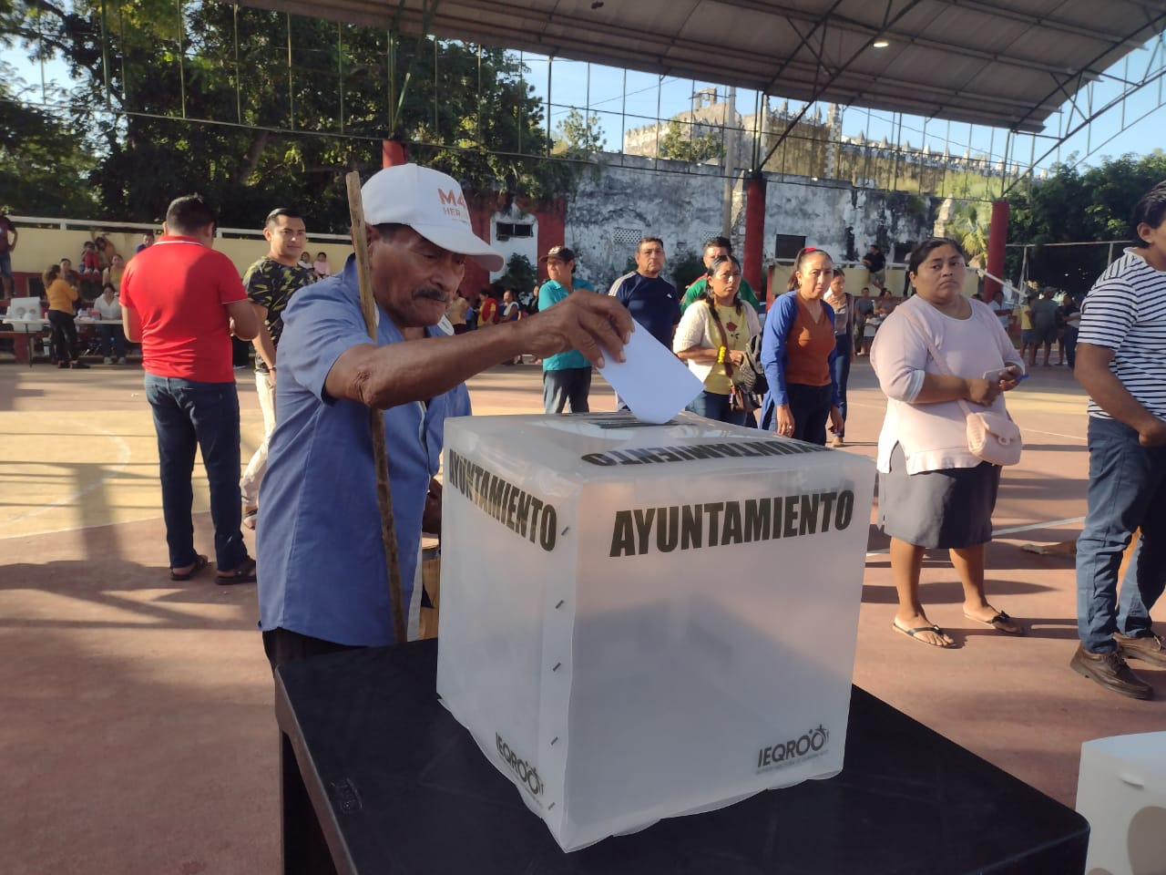 Los habitantes se reunieron en los domos de la comunidad para votar por los postulados