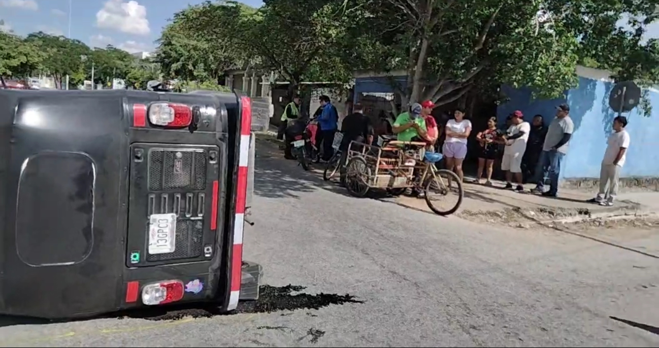 Mototaxista se pasa alto en San José Tecoh y embiste una Italika en la que viajaba una familia