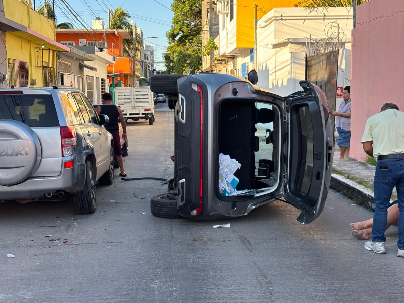 Mujer vuelca su camioneta en Ciudad del Carmen luego de chocar contra otra estacionada