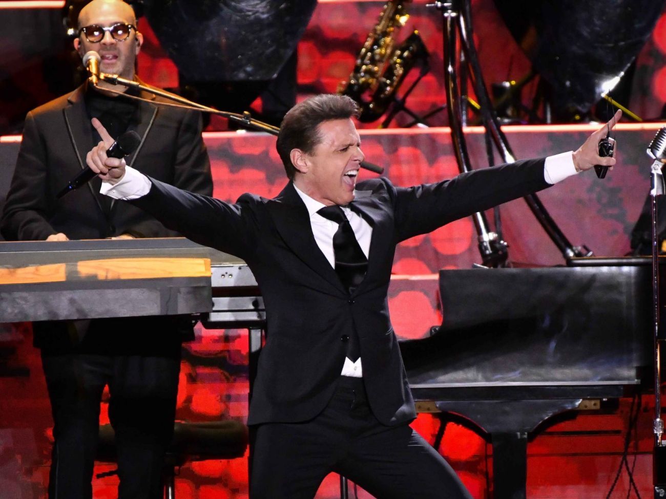 Luis Miguel conquista a 65 mil personas en el GNP con show espectacular. Repertorio incluyó hits, mariachi y tema navideño.