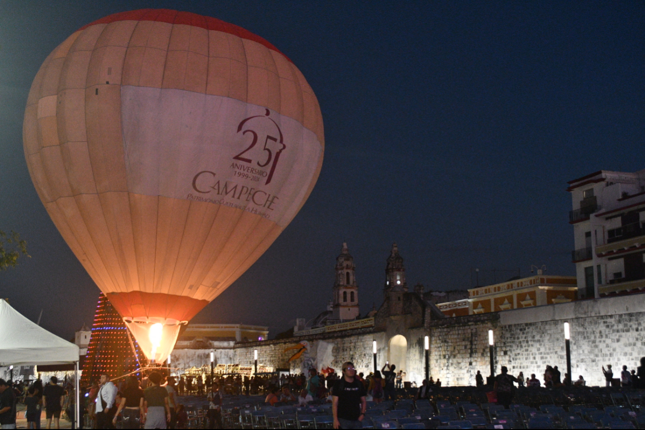 Se develó una placa en el Parque de las Banderas, y en la Plaza de la República elevaron globos aerostáticos, drones y fuegos artificiales.