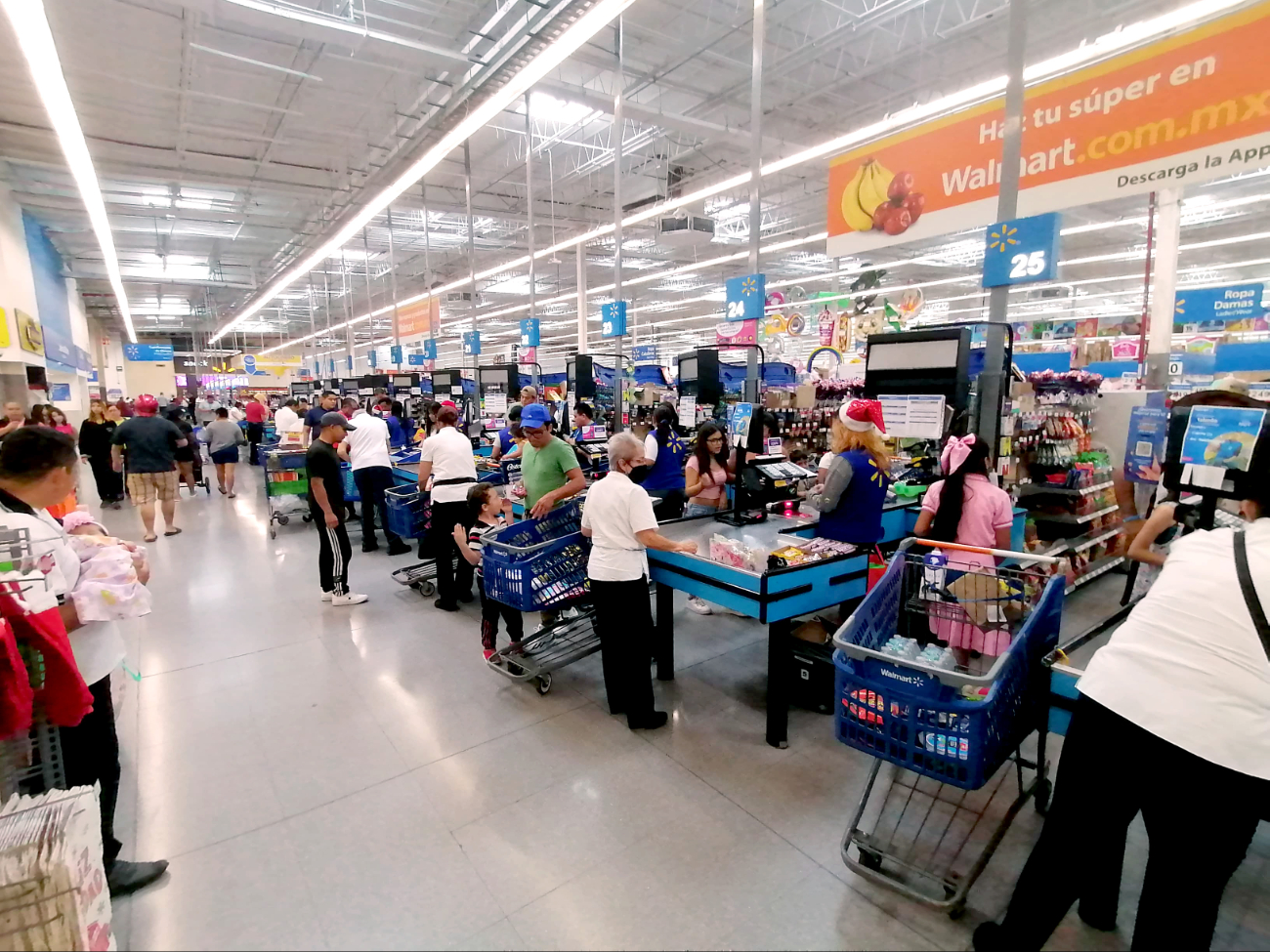 A pesar de los precios, muchos ciudadanos acuden a esta tienda por la calidad y frescura