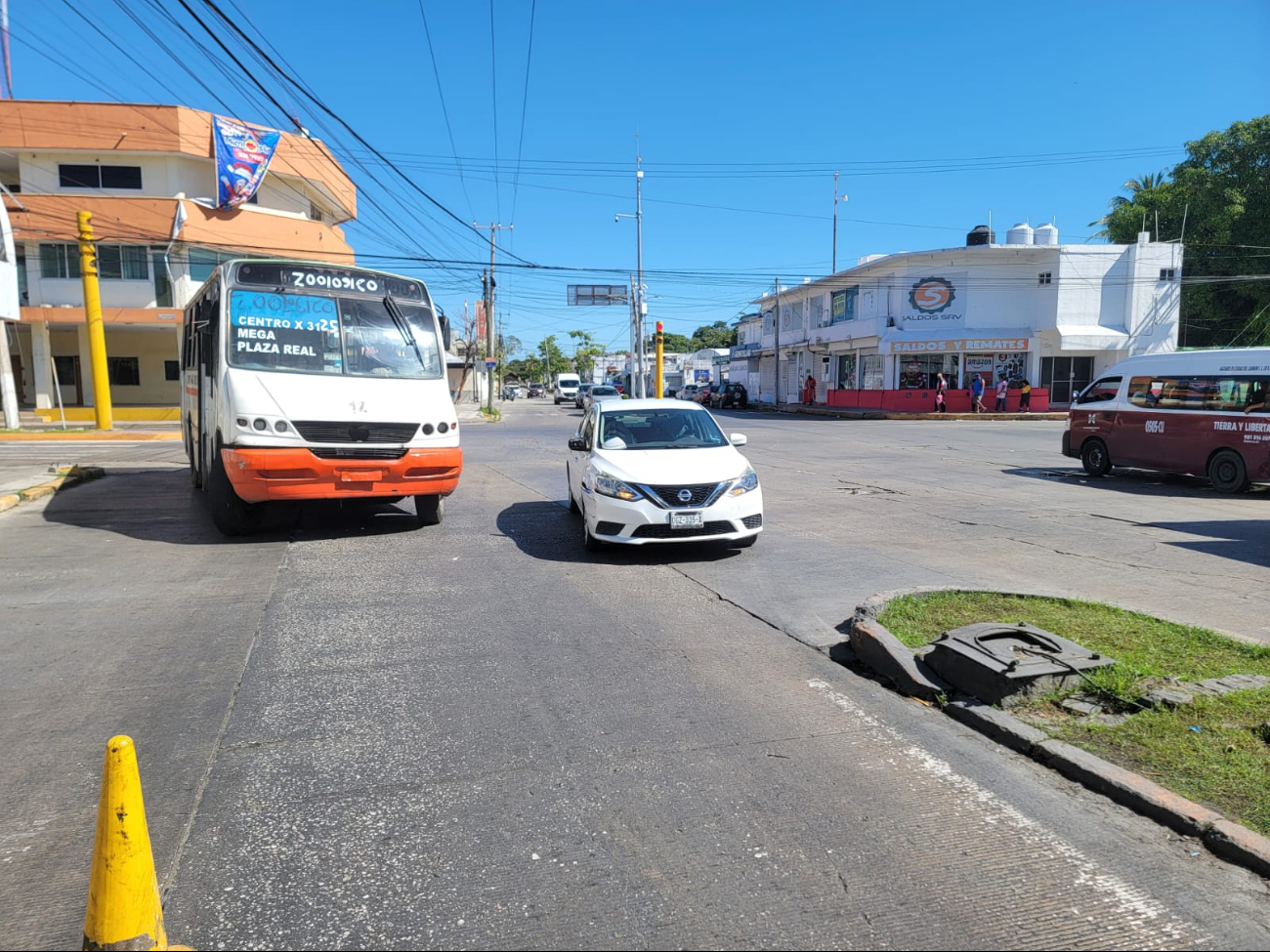 Colisión entre vehículo particular y camión urbano bloquea avenida en Carmen