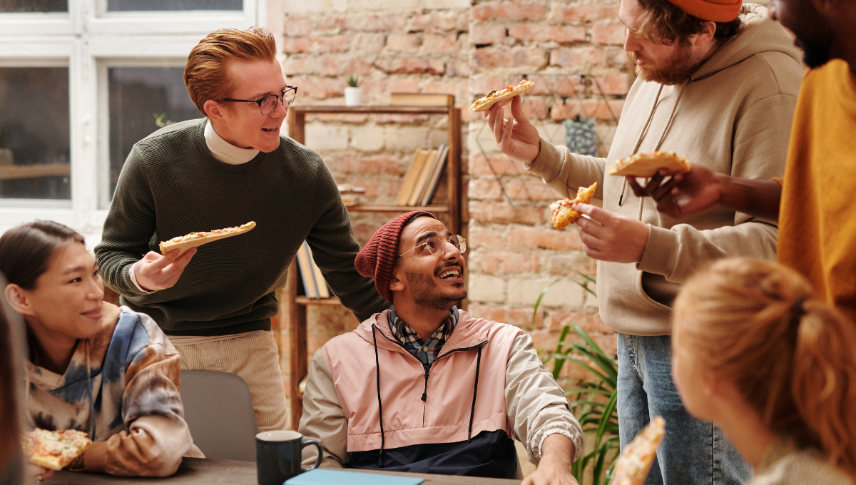 El ambiente social y las emociones asociadas a las festividades aumentan la presión para comer en exceso