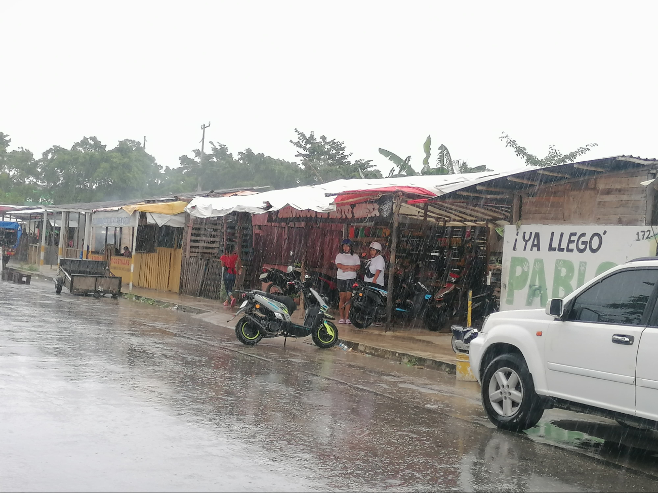 La lluvia duró aproximadamente una hora, impidiendo a algunas personas continuar con sus actividades