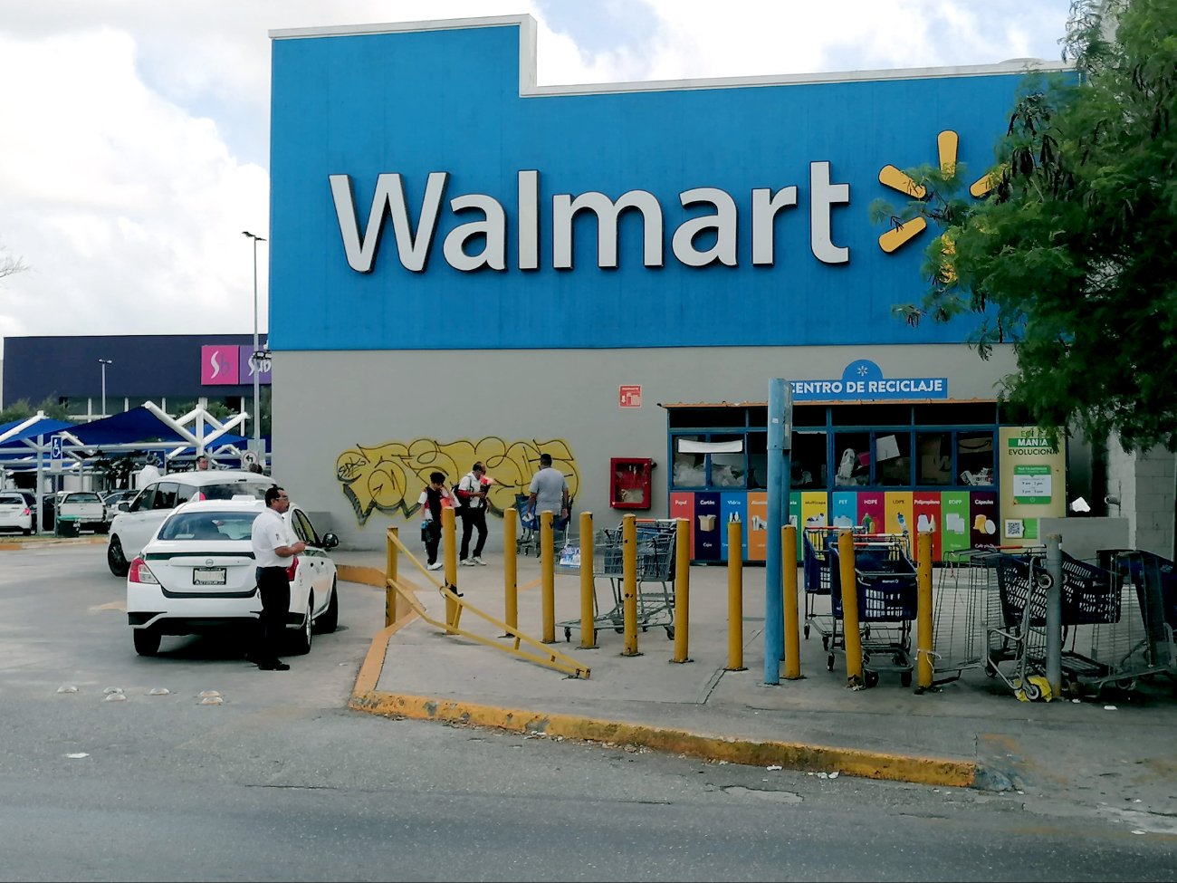 Pese al costo de los productos, los clientes prefieren ir debido a la corta distancia del supermercado