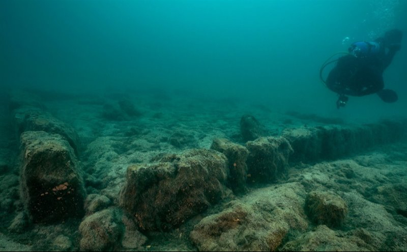 Roberto Samayoa, un buceador guatemalteco, descubrió la ciudad sumergida de Samabaj en el lago Atitlán en 1996