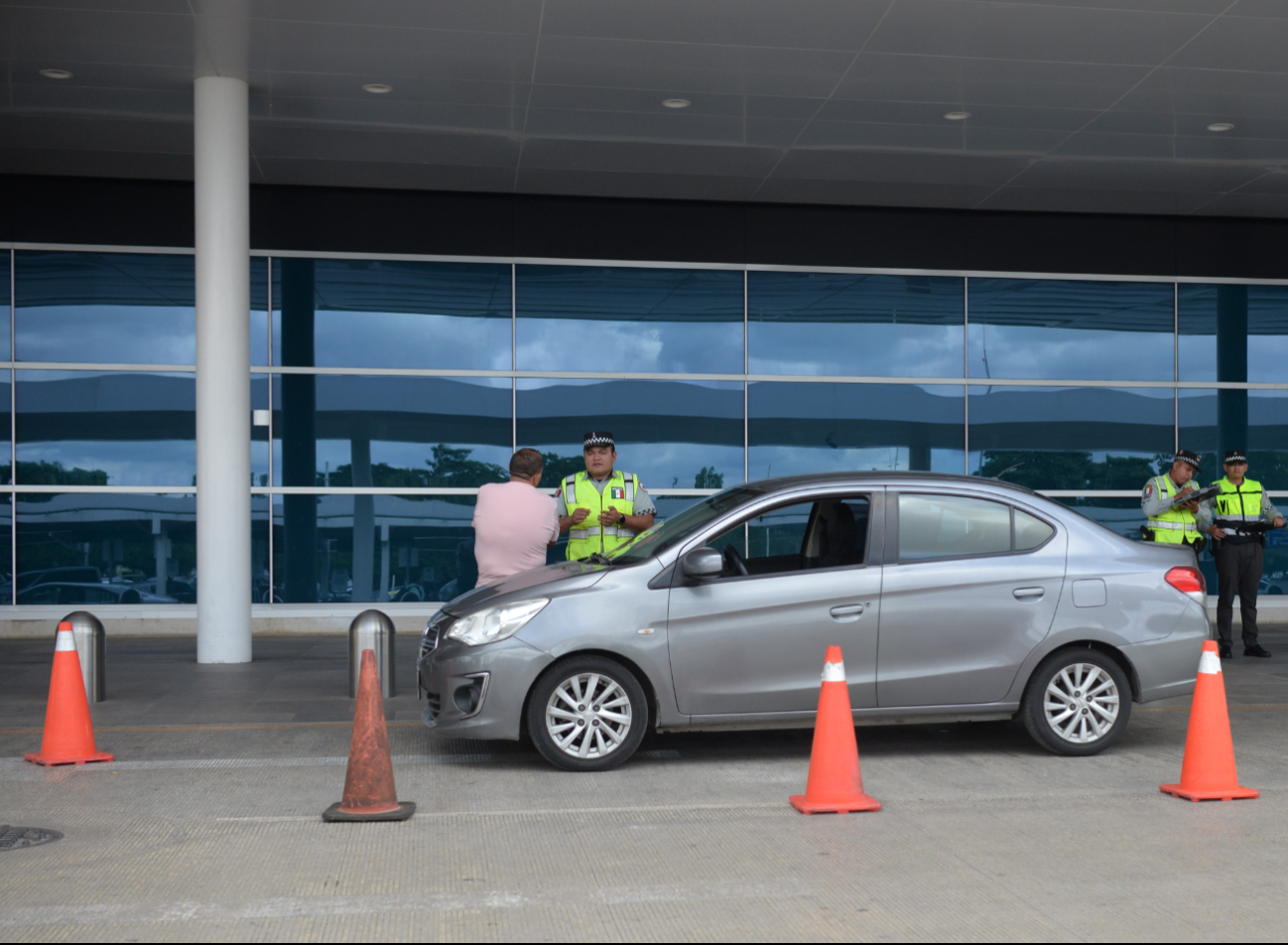 El aeropuerto de Mérida cobra por hora y día el estacionamiento