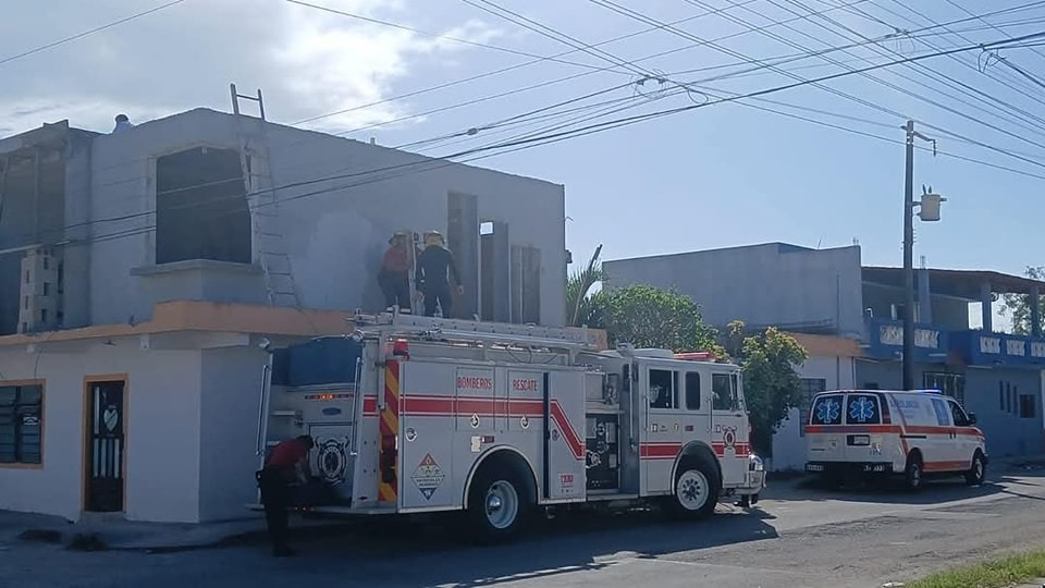 Vecinos reportaron de forma inmediata al ver caer al hombre por la descarga eléctrica