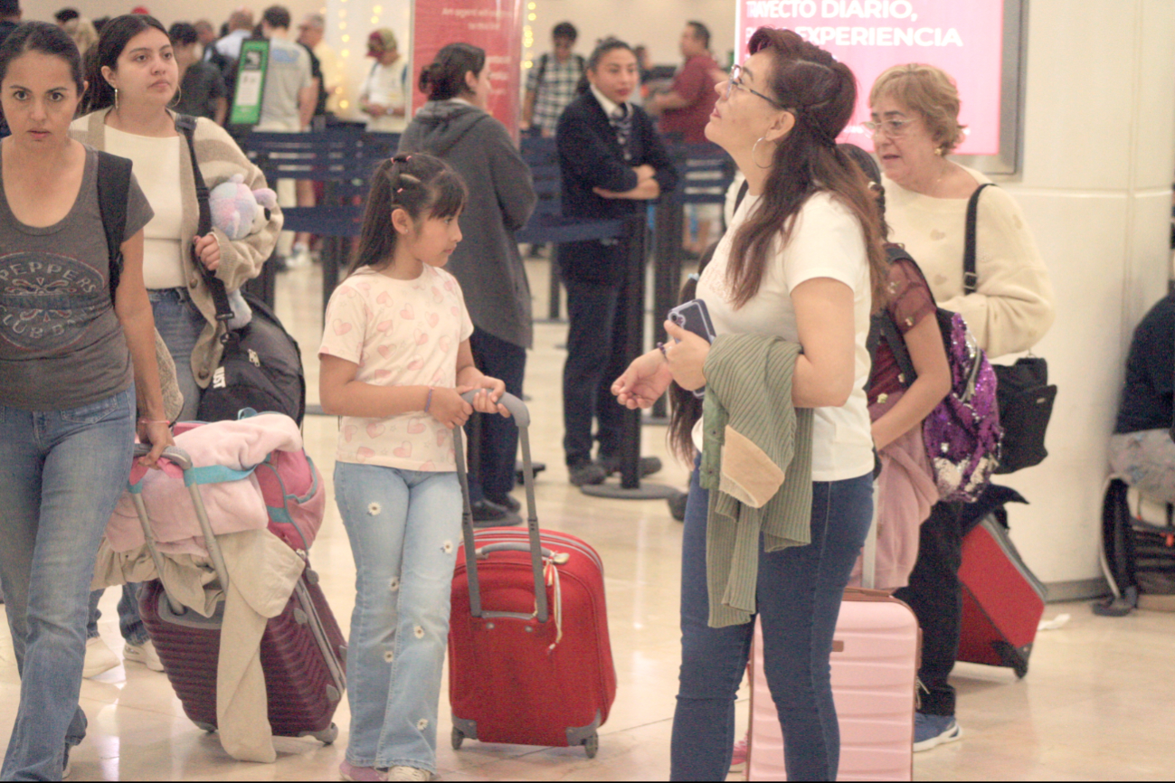 Cada día hay más gente en la terminal aérea, ante la cercanía de las fiestas de Nochebuena y Año Nuevo.