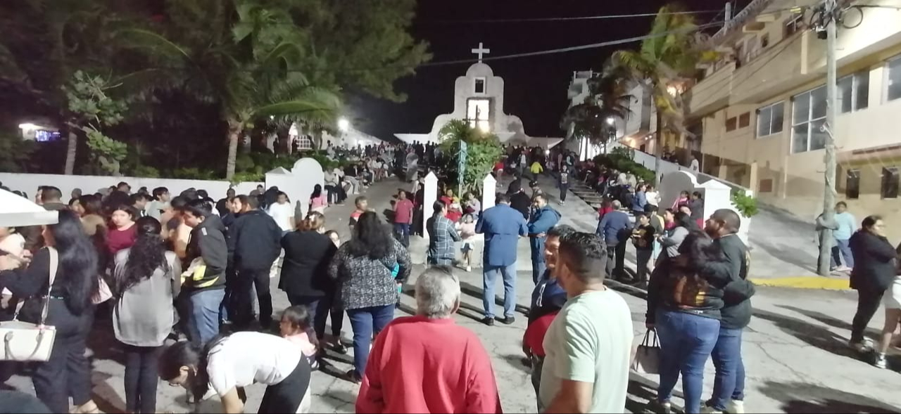 Cientos de feligreses atendieron al sitio para la homilía.