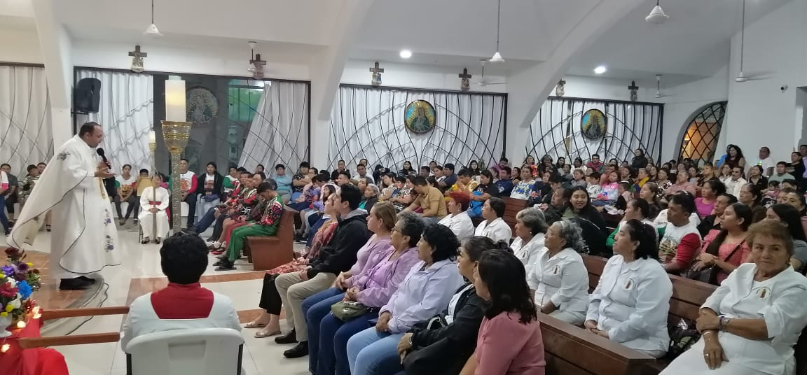 Feligreses en Isla Mujeres cantan mañanitas a la Virgen.