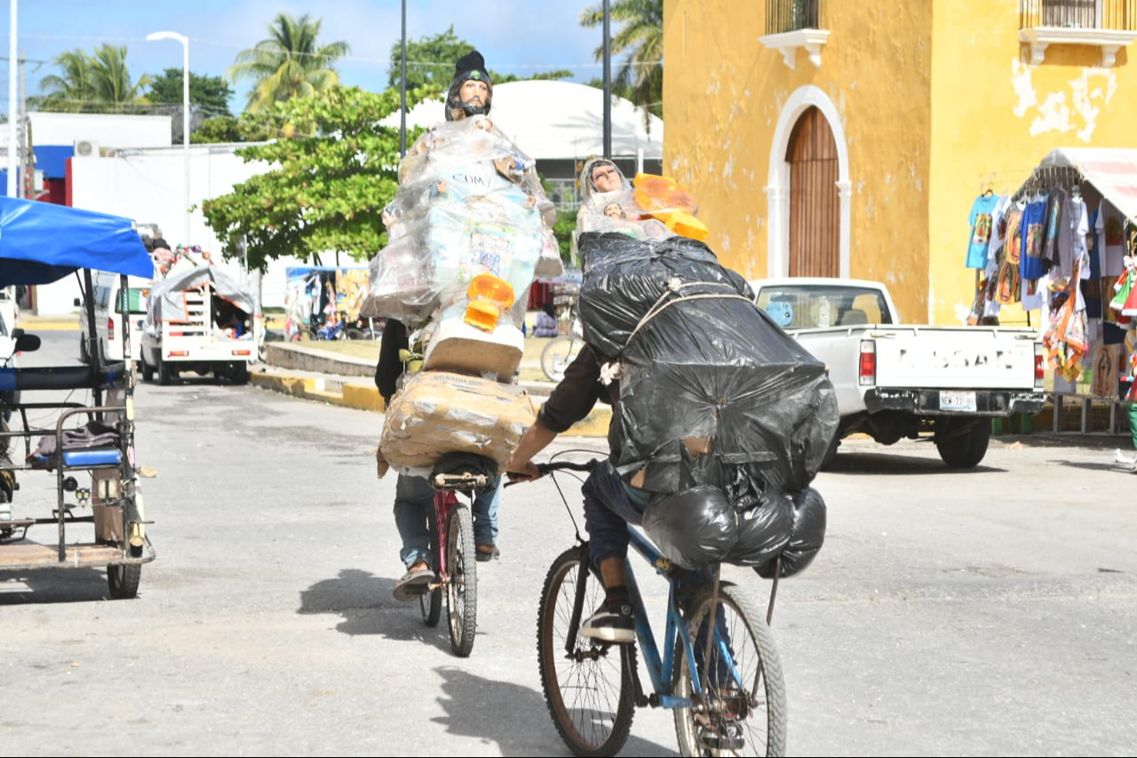 La gente se organiza para una procesión en Paraíso, Champotón