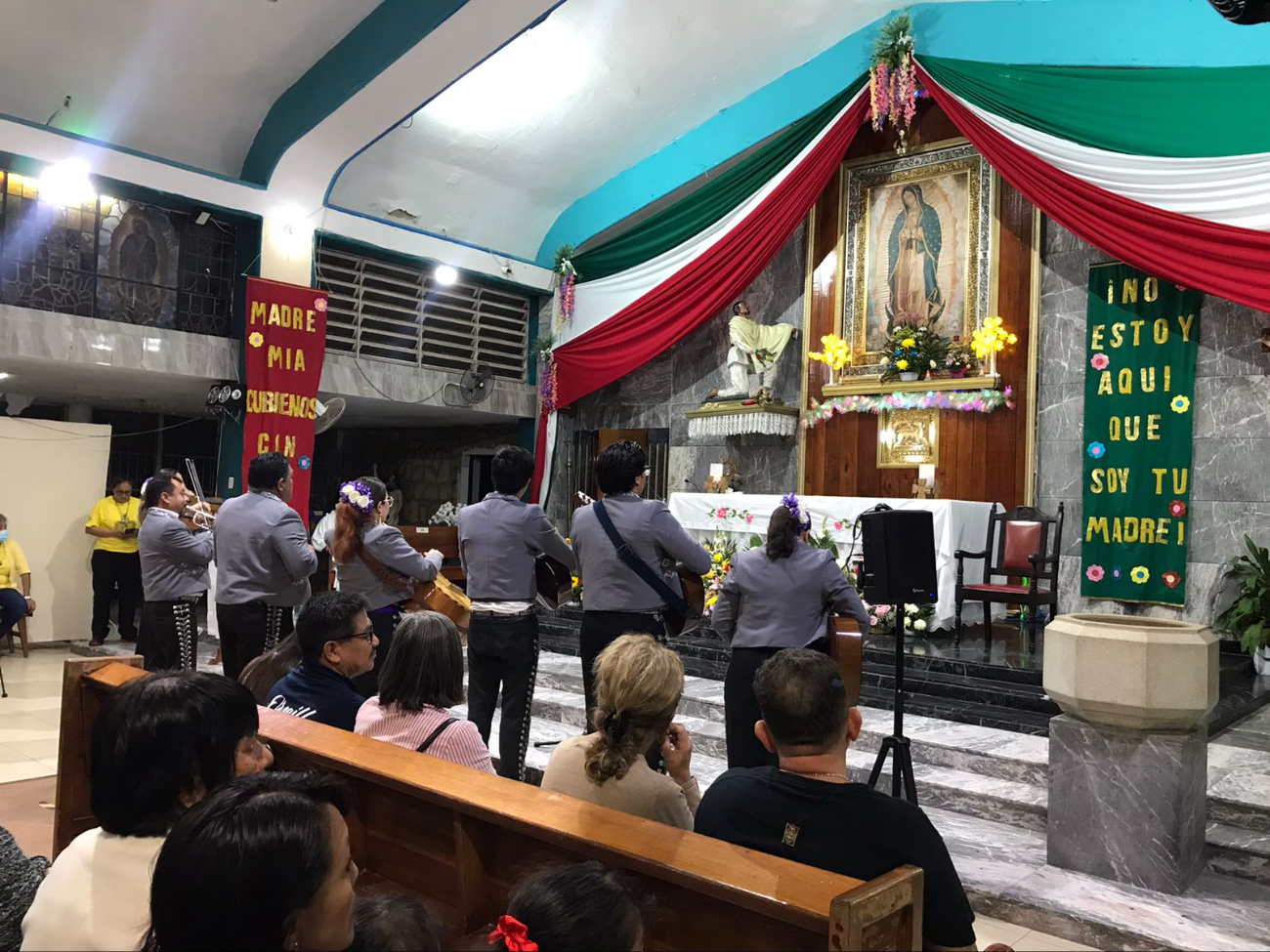 La misa contó con mariachi para la Virgen.