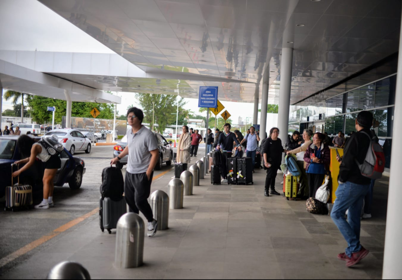 Aeropuerto de Mérida opera con normalidad pese a las lluvias por el Frente Frío 14