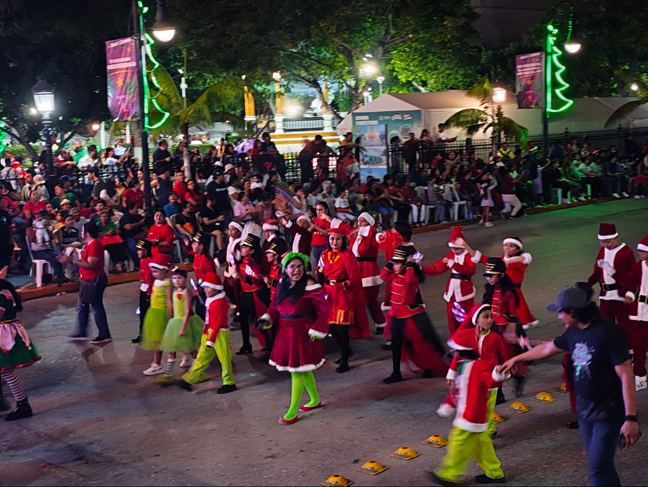 Más de tres mil 700 personas participaron en este cortejo propio de la temporada; gran parte de las cuales fueron niños, adolescentes y adultos jóvenes