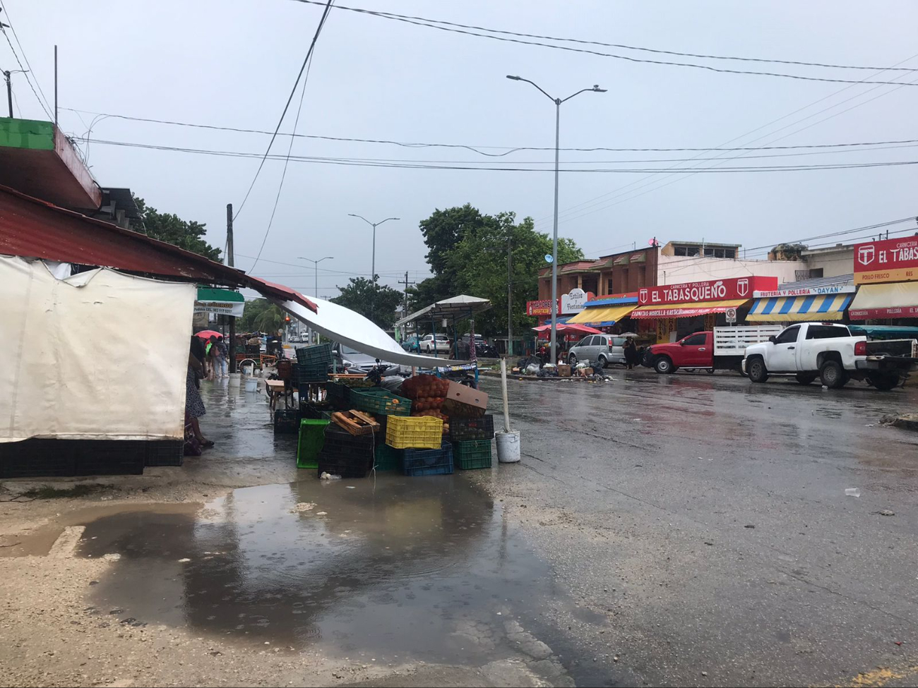 Negocios cercanos se ven afectados por la lluvia, esto al causar bajas ventas y daños a su mercancía