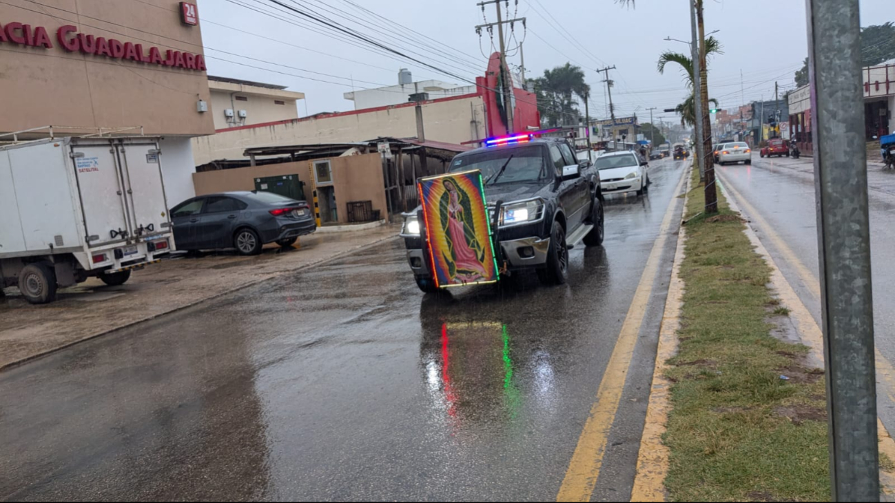 Pese a la lluvia, los peregrinos siguieron realizando, aunque algunas personas buscaron donde cubrirse del agua