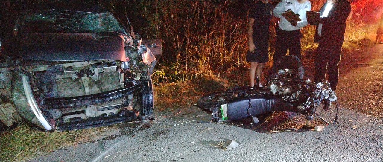 Un motociclista murió y sufrió desprendimiento de una pierna tras ser impactado por un vehículo en la carretera Calkiní-Nunkiní