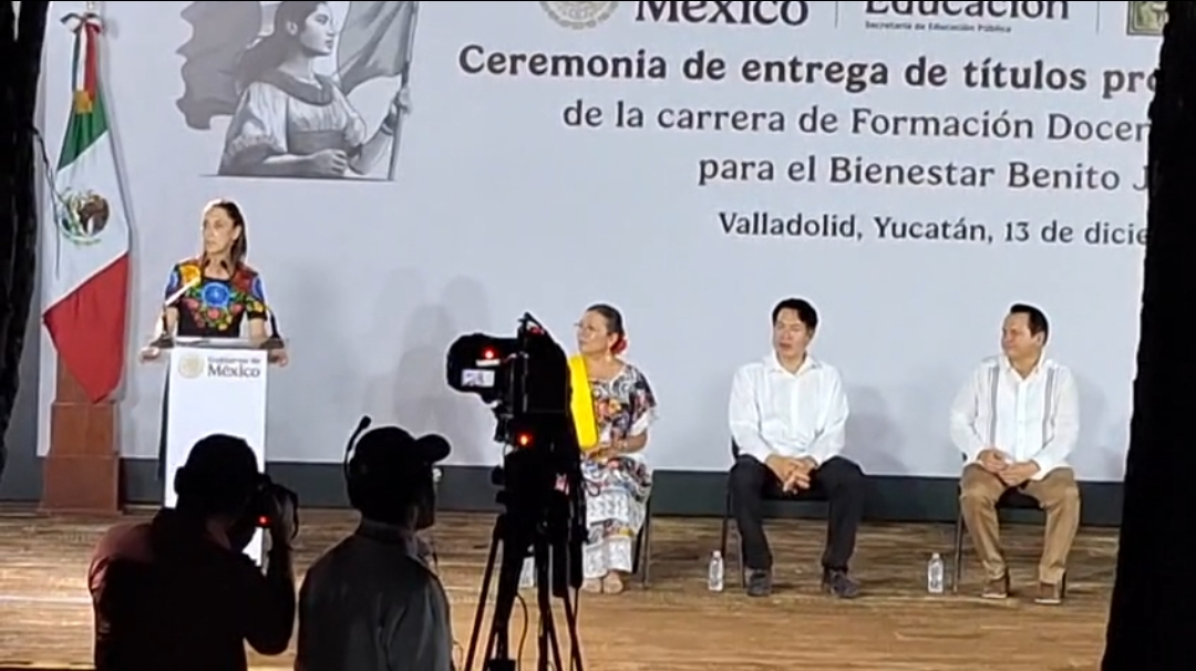 Claudia Sheinbaum y Huacho Díaz Mena entregando reconocimientos en Mérida