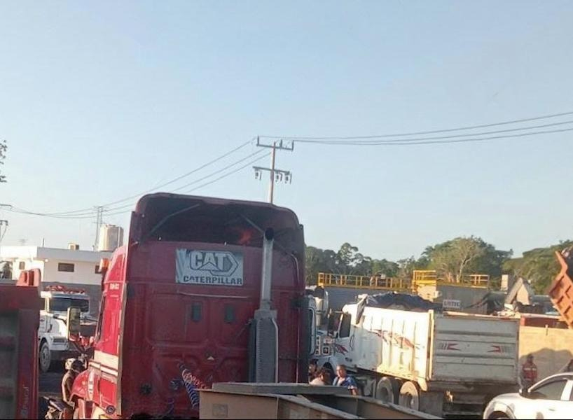 Debido al bloqueo de la carretera, automóviles y otros transportes de carga pesada se quedaron varados por el tráfico